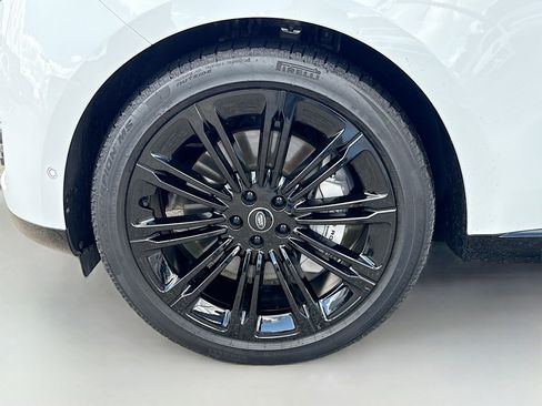 Used 2025 Land Rover Range Rover SE image 40