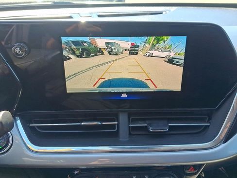 Used 2025 Chevrolet Trax LT w/ LT Convenience Package FWD image 19