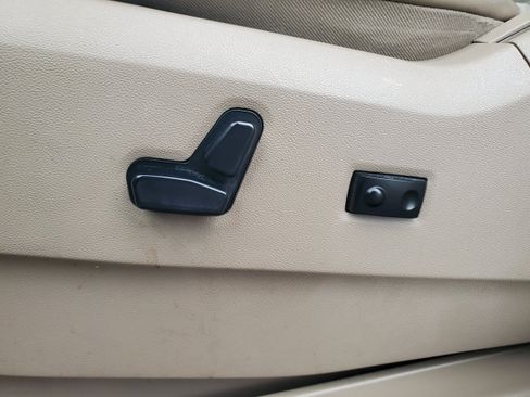 Used 2014 Chrysler Town & Country Limited w/ Luxury Group FWD image 10