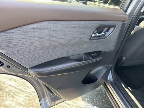 Used 2023 Nissan Rogue SV image 17