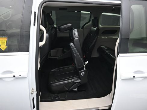 Used 2023 Chrysler Pacifica Touring-L image 38