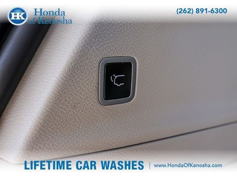Used 2024 Chrysler Pacifica Touring-L FWD image 23