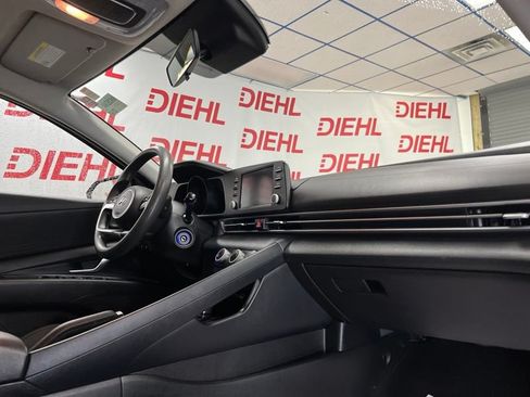 Used 2021 Hyundai Elantra SE FWD image 13