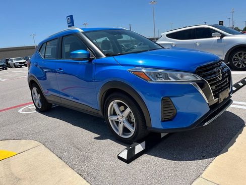 Used 2021 Nissan Kicks SV FWD image 2