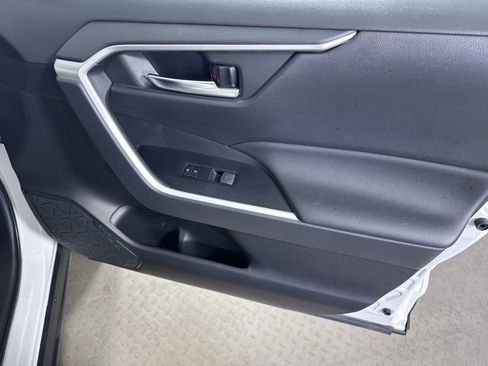 Used 2022 Toyota RAV4 XLE image 9
