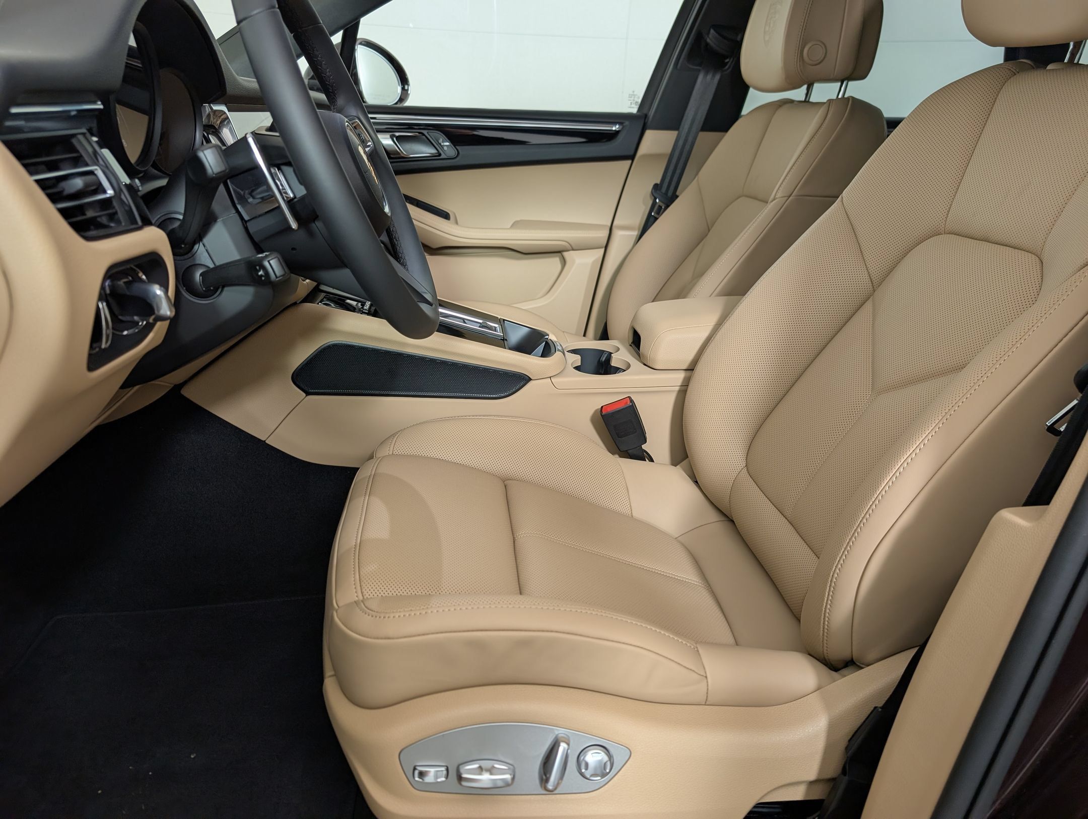 Used 2026 Porsche Macan AWD/4WD image 5