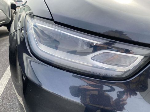 Used 2021 Chrysler Pacifica Touring-L image 9