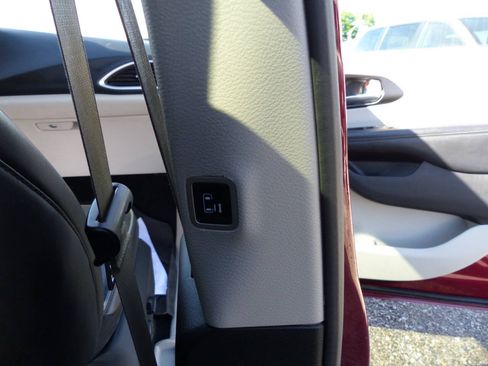 Used 2020 Chrysler Pacifica Limited FWD image 50