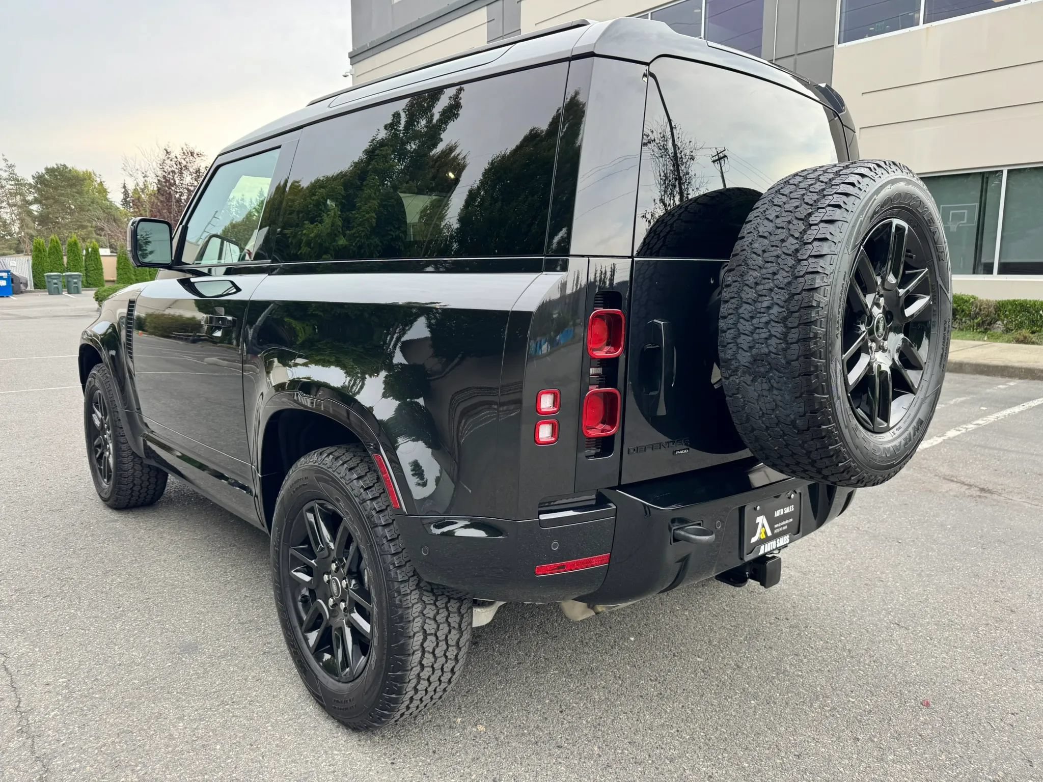 Used 2022 Land Rover Defender 90 X-Dynamic S AWD/4WD image 8