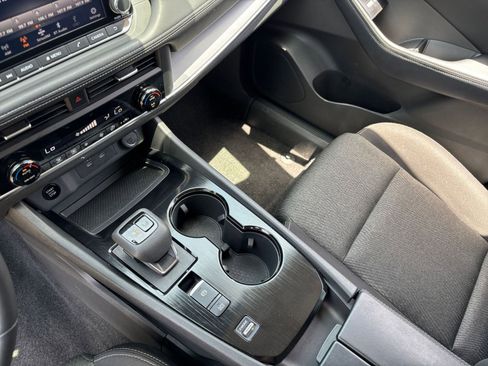 Used 2025 Nissan Rogue SV FWD image 43