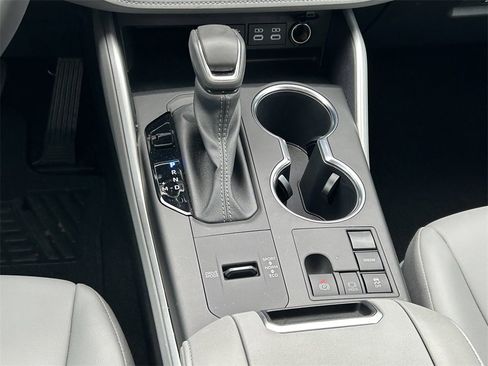 Used 2024 Toyota Highlander LE image 23