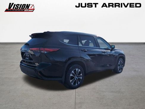 Used 2023 Toyota Highlander XLE image 5