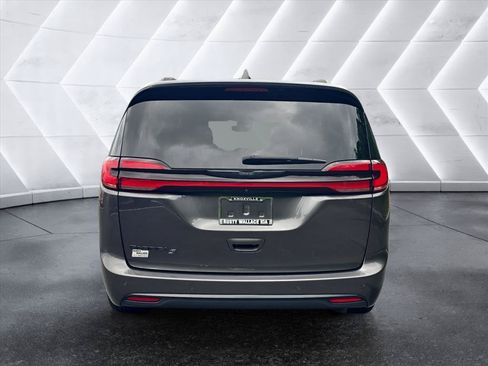 Used 2021 Chrysler Pacifica Touring w/ S Appearance Package FWD image 4