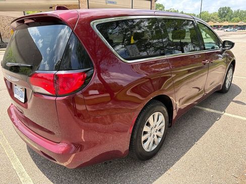 Used 2019 Chrysler Pacifica LX w/ Cold Weather Group FWD image 5
