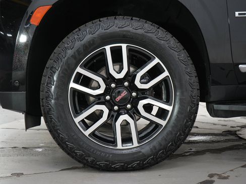 Used 2023 GMC Yukon Denali w/ Advanced Technology Package AWD/4WD image 32