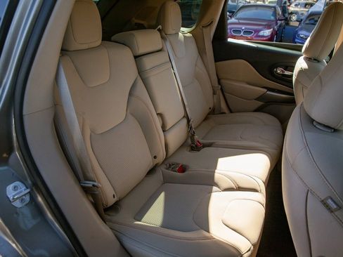 Used 2019 Jeep Cherokee Latitude w/ Popular Appearance Group image 12