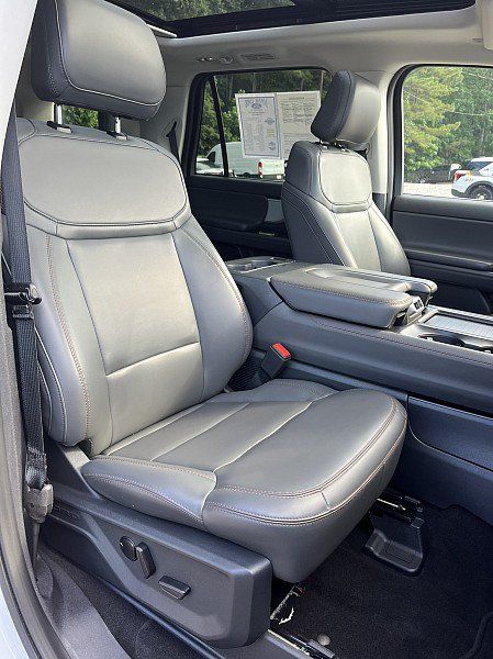Used 2025 Ford Expedition Active AWD/4WD image 14