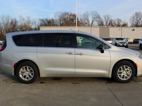 New 2026 Chrysler Pacifica Select image 5