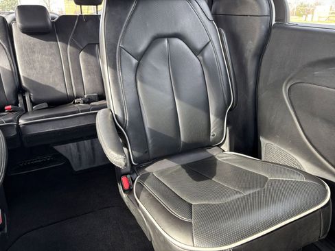 Used 2025 Chrysler Pacifica Limited image 42