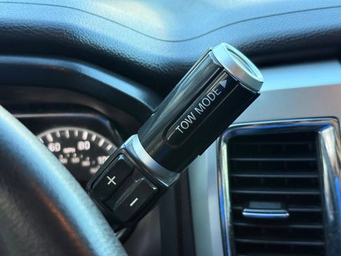 Used 2017 Nissan Titan SV RWD image 24