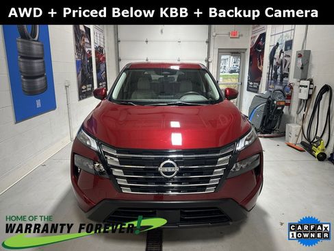 Used 2024 Nissan Rogue SV image 2