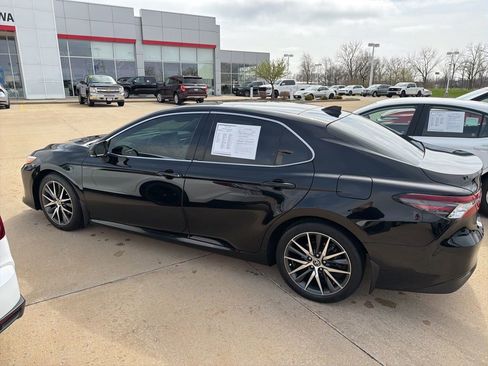 Used 2022 Toyota Camry XLE image 9