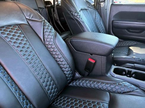 Used 2023 Jeep Gladiator Sport image 10