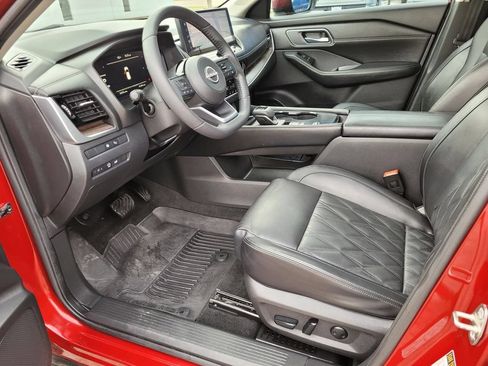 Used 2024 Nissan Rogue Platinum w/ Platinum Premium Package FWD image 2