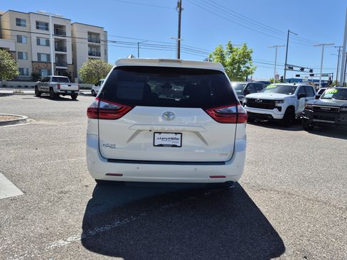 Used 2020 Toyota Sienna XLE w/ XLE Navigation Package image 4