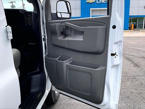 Used 2025 Chevrolet Express 2500 LT w/ LT Preferred Equipment Group RWD image 18