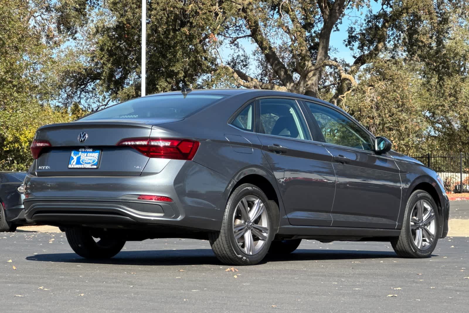Used 2022 Volkswagen Jetta SE FWD image 2