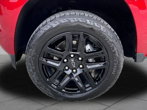 Used 2025 Chevrolet Colorado Z71 w/ Technology Package AWD/4WD image 10