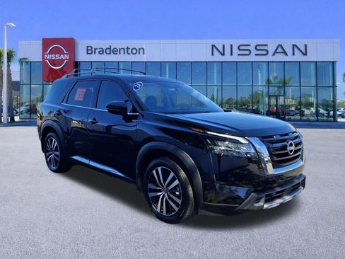 Certified 2024 Nissan Pathfinder Platinum image 3