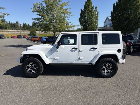Used 2015 Jeep Wrangler Unlimited Sahara w/ Connectivity Group AWD/4WD image 6