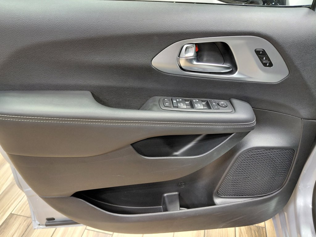 Certified 2026 Chrysler Pacifica Limited w/ S Appearance Package FWD image 46