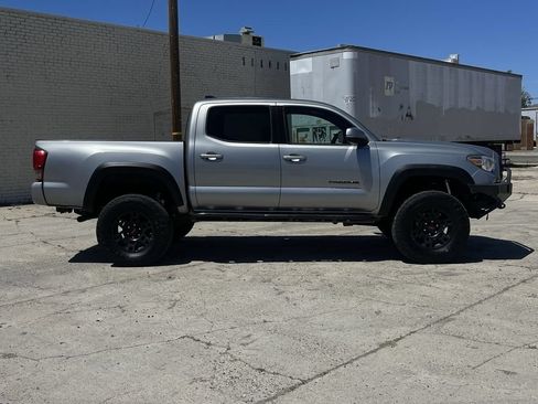 Used 2017 Toyota Tacoma TRD Off-Road AWD/4WD image 36