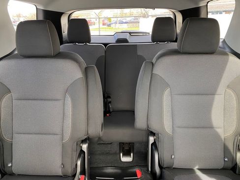 Used 2021 Chevrolet Traverse LT FWD image 29