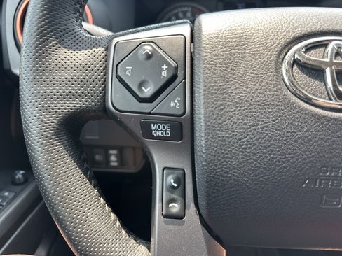 Used 2022 Toyota Tacoma TRD Off-Road w/ Technology Package AWD/4WD image 17