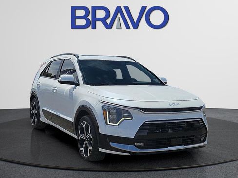 Used 2025 Kia Niro SX Touring image 2