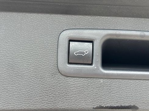 Used 2023 Toyota Highlander LE FWD image 19