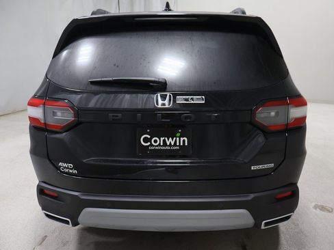 New 2025 Honda Pilot Touring image 5