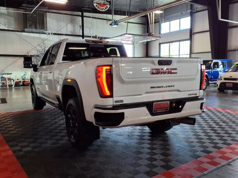 Used 2024 GMC Sierra 2500 AT4 w/ AT4 Premium Plus Package AWD/4WD image 4