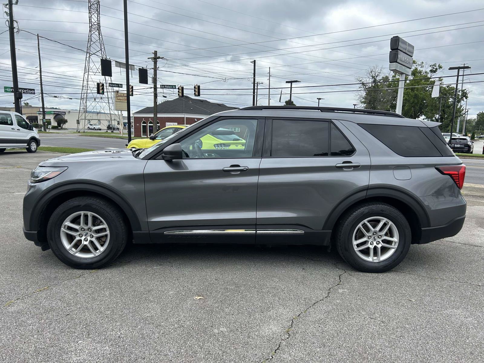 Used 2025 Ford Explorer Active w/ Active Comfort Package RWD image 8