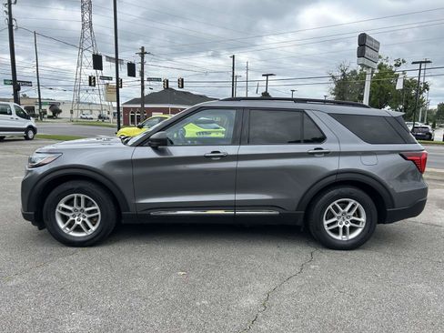 Used 2025 Ford Explorer Active w/ Active Comfort Package RWD image 8