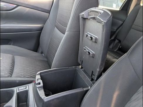 Used 2018 Nissan Rogue SV image 17