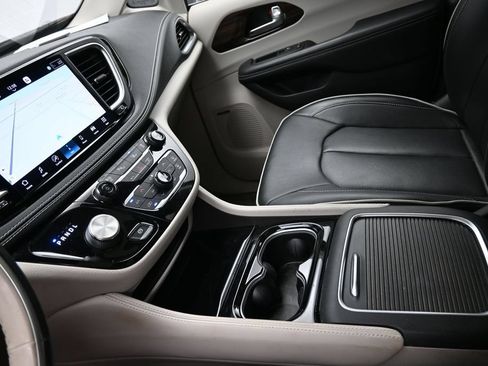 Used 2021 Chrysler Pacifica Limited w/ Premium & Safety Sphere Group FWD image 19