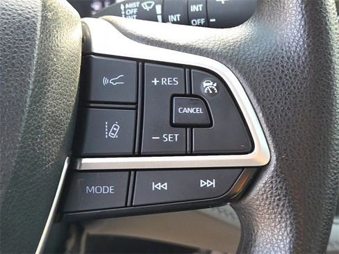 Used 2023 Toyota Highlander L image 26