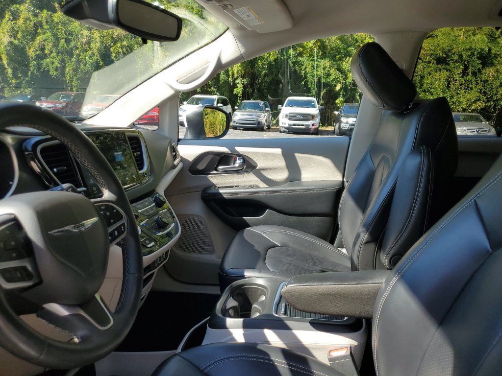 Used 2023 Chrysler Pacifica Touring-L FWD image 19