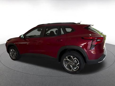 Used 2025 Chevrolet Trax LT w/ LT Convenience Package FWD image 9