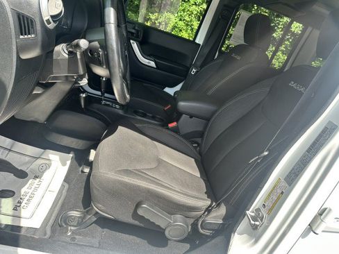 Used 2017 Jeep Wrangler Unlimited Sahara w/ Connectivity Group AWD/4WD image 11